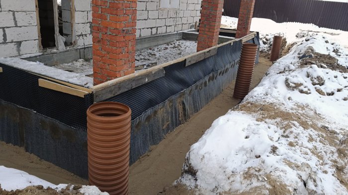 Зимний проект по прокладке ливневки  зимний проект  в Киржаче по прокладке ливневки, глубокого отсекающего дренажа фундамента, утепления и гидроизоляции стен подвала